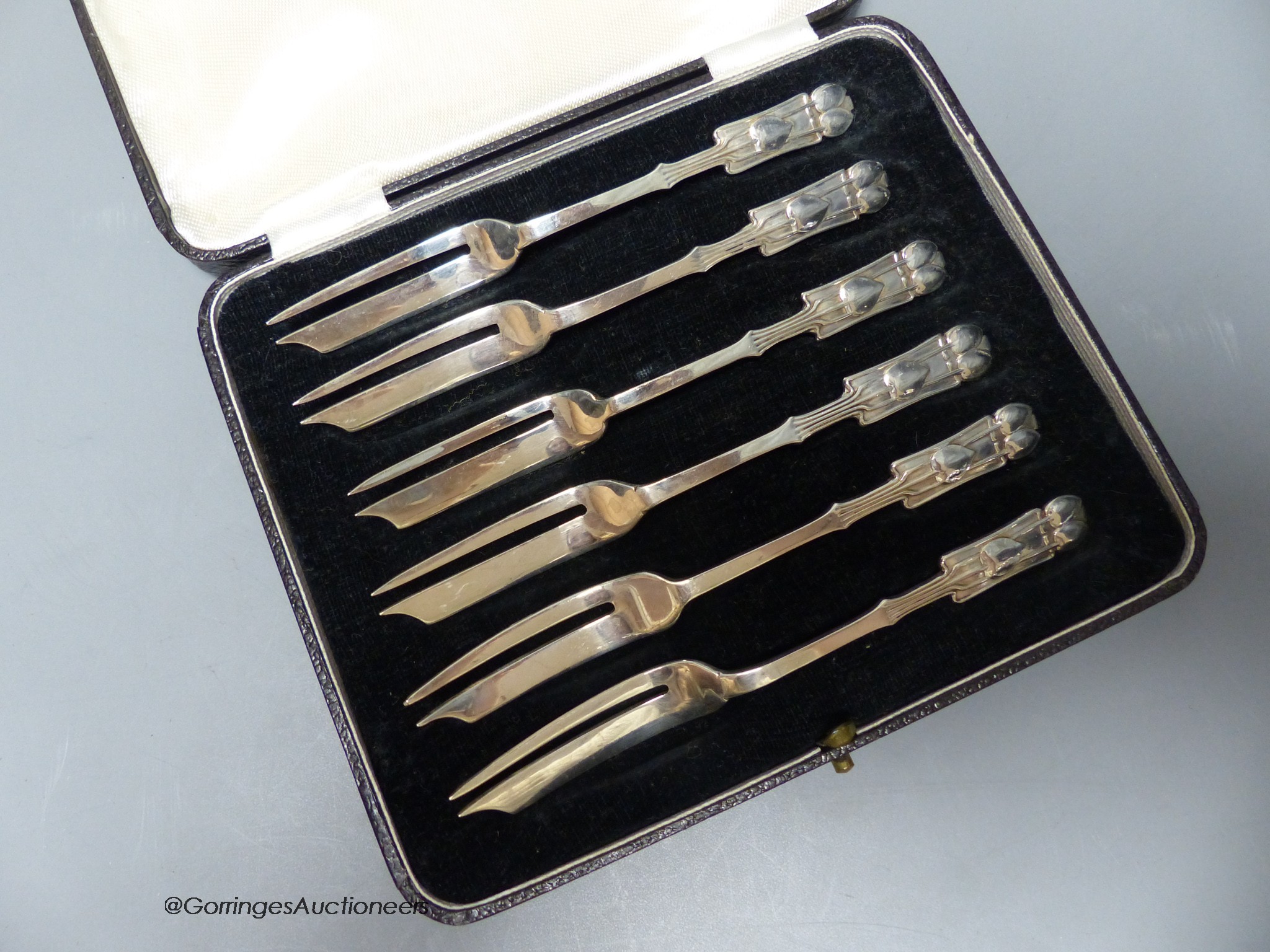 A cased set of George V Liberty & Co silver cake forks, Birmingham, 1934, 13cm, 102 grams.